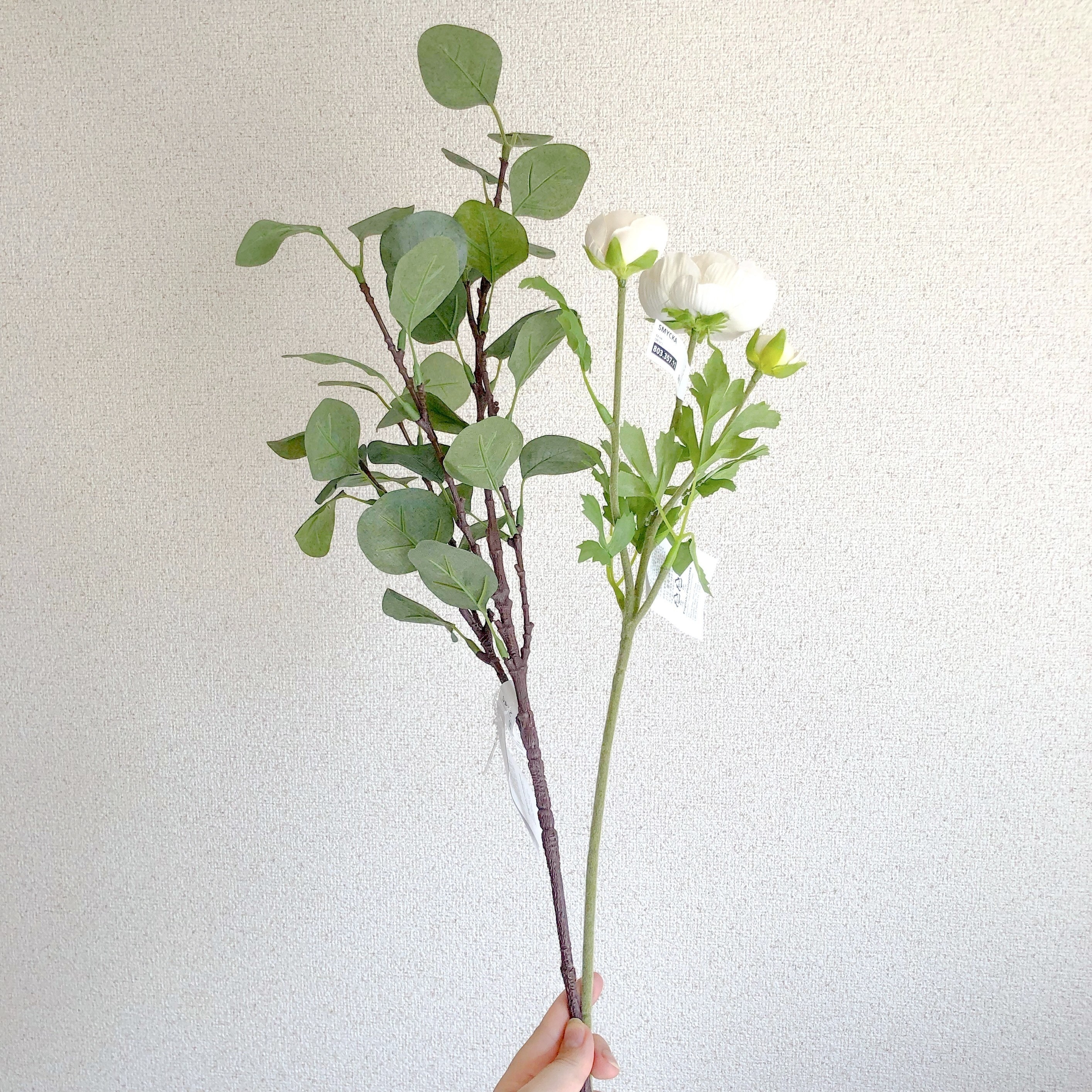 IKEA（イケア）のおすすめ造花「フェイクリーフ ユーカリ / グリーン（左）」「造花 ラナンキュラス / ホワイト（右）」