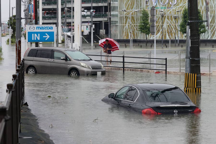台風8号 関東直撃へ もし車が水没したら 5つの 危険地点 と脱出方法とは