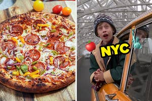 在左边，一个带意大利辣香肠，洋葱和辣椒的披萨，右边，凯文在家里只有2个看着出租车标有纽约市的窗外