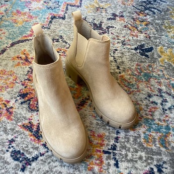reviewer photo of Steve Madden Howler boots in sand suede color