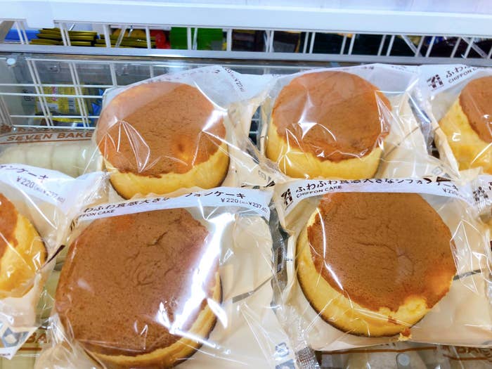 デカすぎて笑った セブンの 雲みたいなケーキ 237円でこのボリュームはコスパ高い