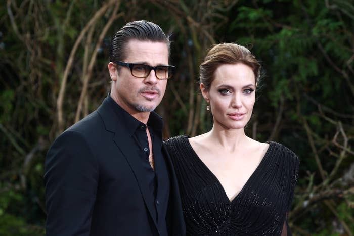 Brad Pitt y Angelina Jolie vestidos de negro en una alfombra roja
