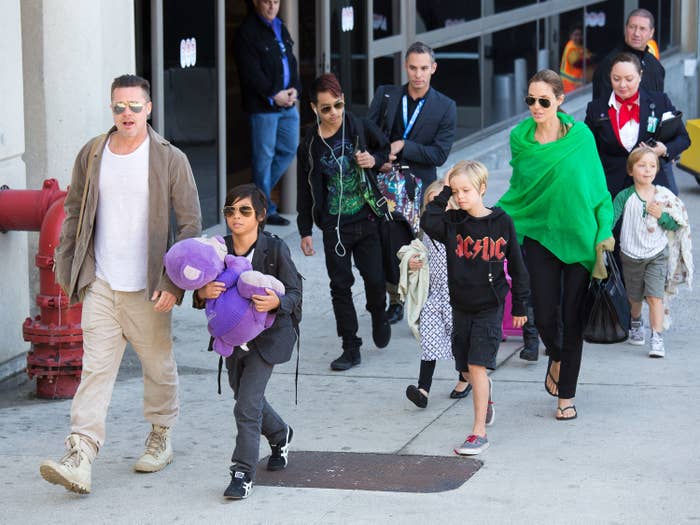 Angelina Jolie, Brad Pitt y sus hijos en el aeropuerto