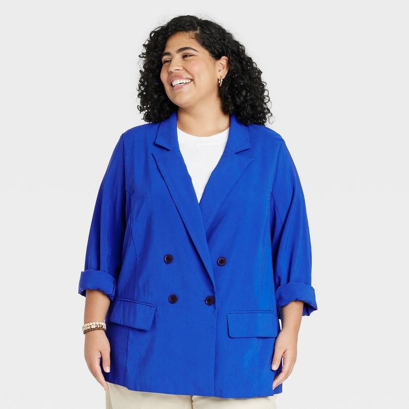model wearing the blazer in blue
