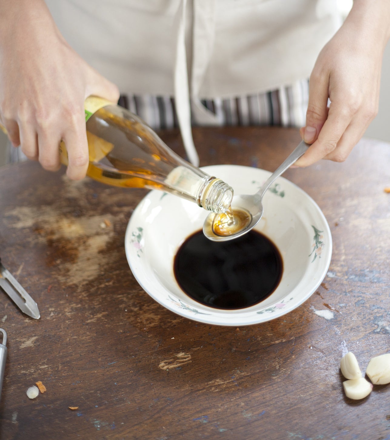 Pouring vinegar into soy sauce