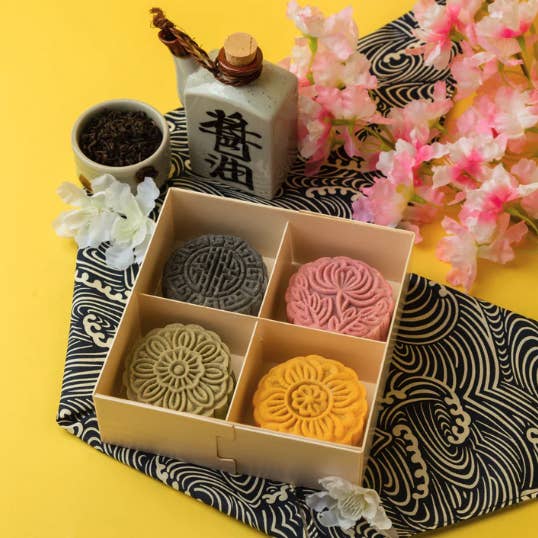 LV's Mid-Autumn Festival gift box this year is similar to last year's  series, both are text and ink series.
