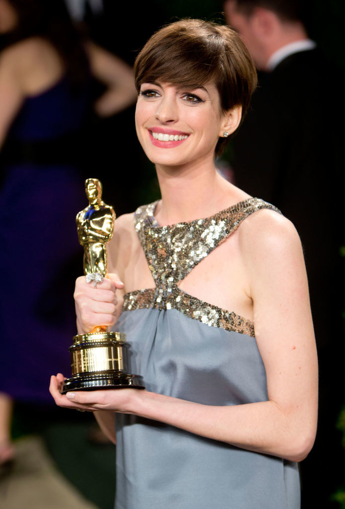 Anne Hathaway holding her Oscar