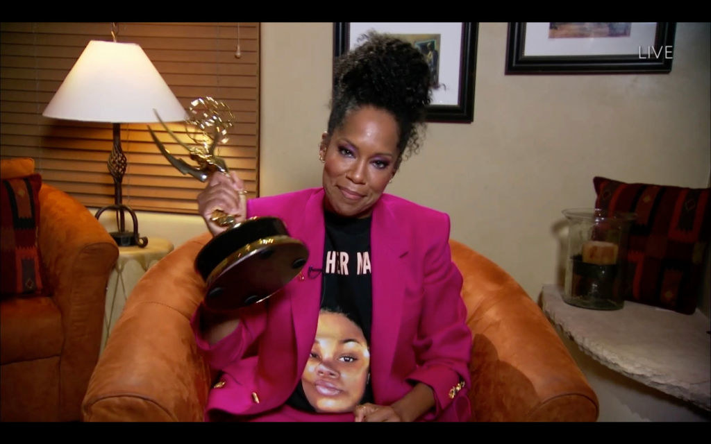Regina King holding her Emmy