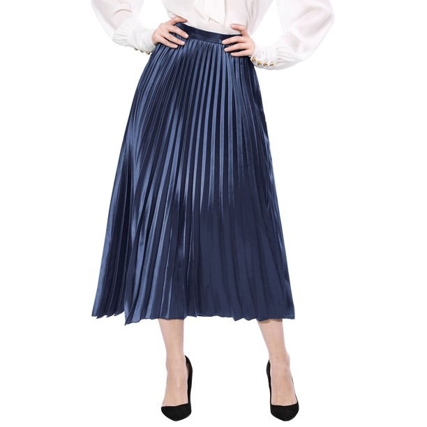 A model wearing a navy pleated midi skirt and black pumps