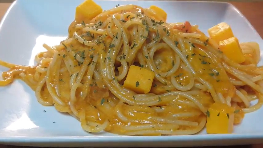 spaghetti noodles with cheddar cheese