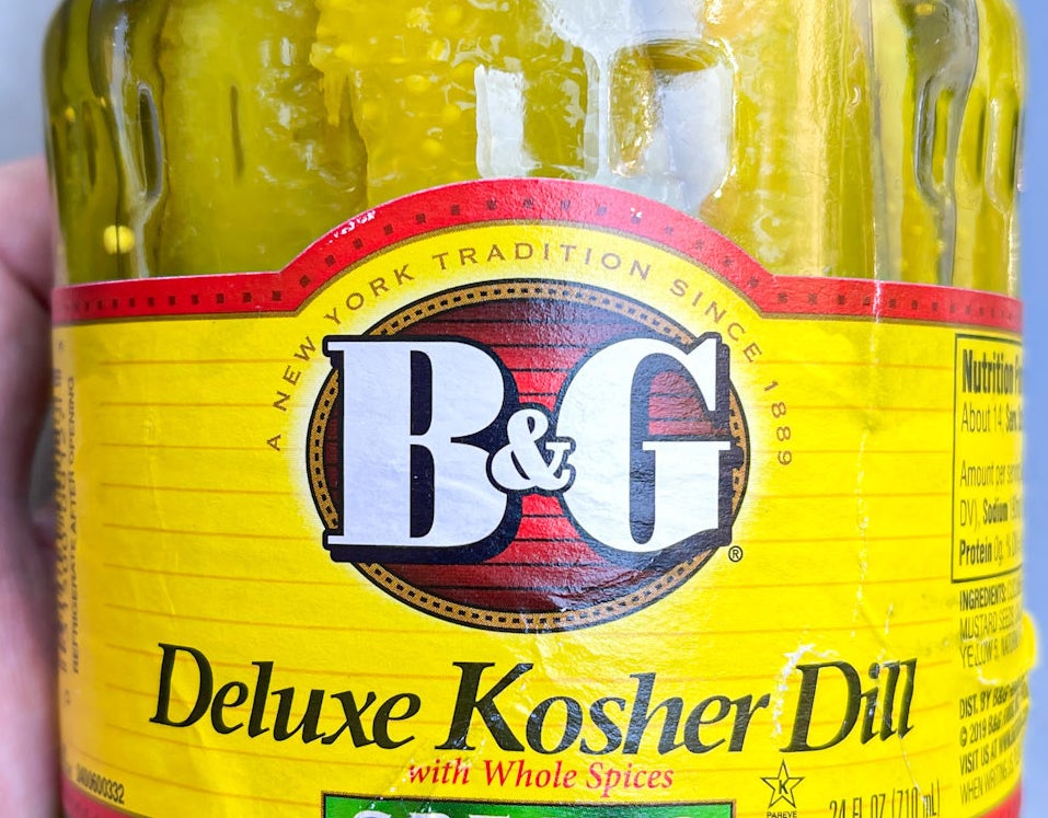 Close-up of a B&amp;amp;G Deluxe Kosher Dill pickles jar label with a description of &quot;Whole Spices&quot;