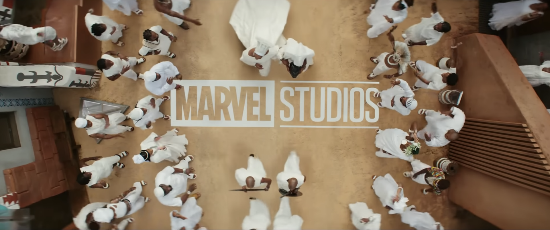 白人的开销拍摄队伍Marvel Studios的标志,也是白色的