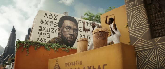 建筑物的一侧上画有壁画的查德威克Boseman t # x27; Challa黑豹:Wakanda直到永远