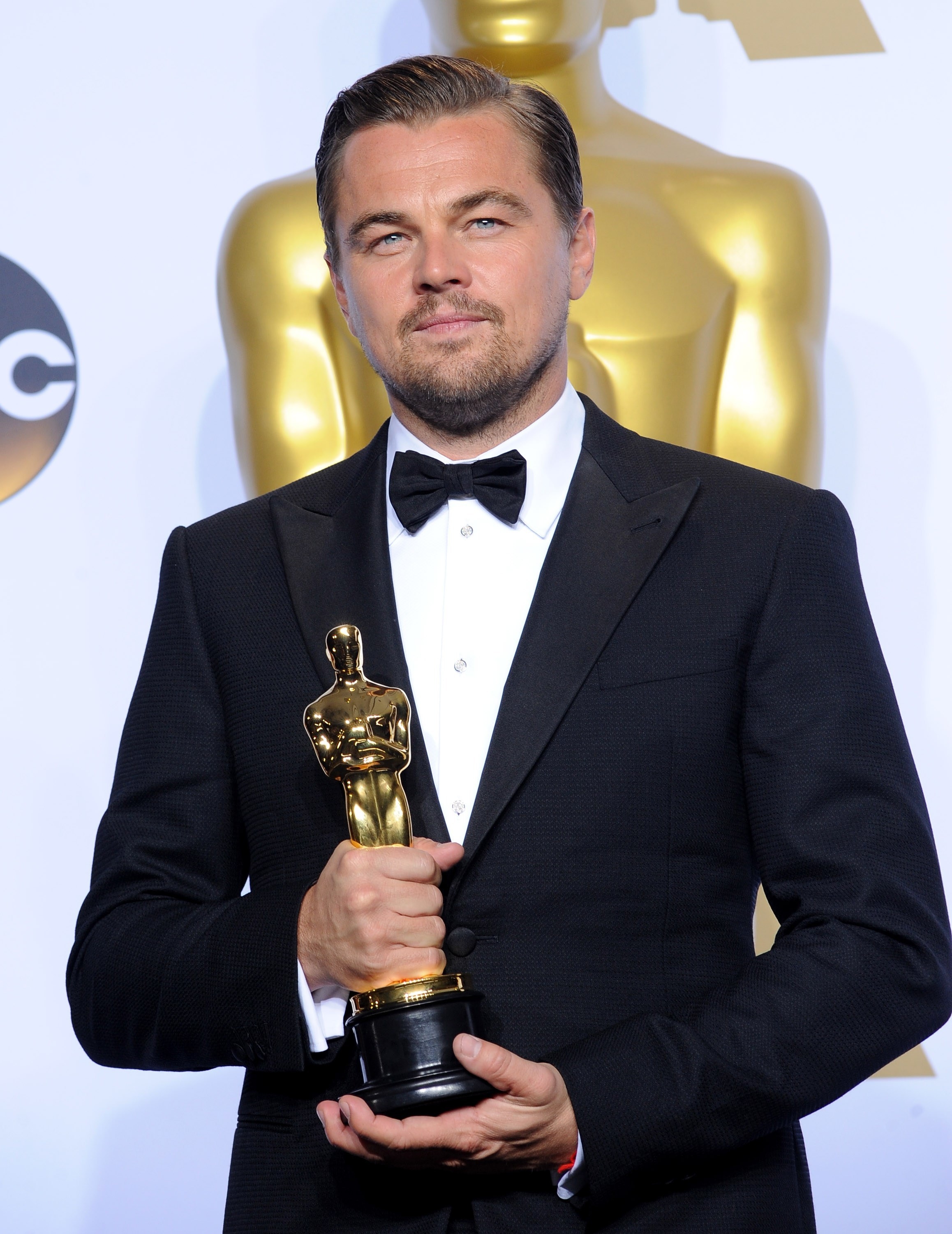 Leonardo DiCaprio holding his Oscar