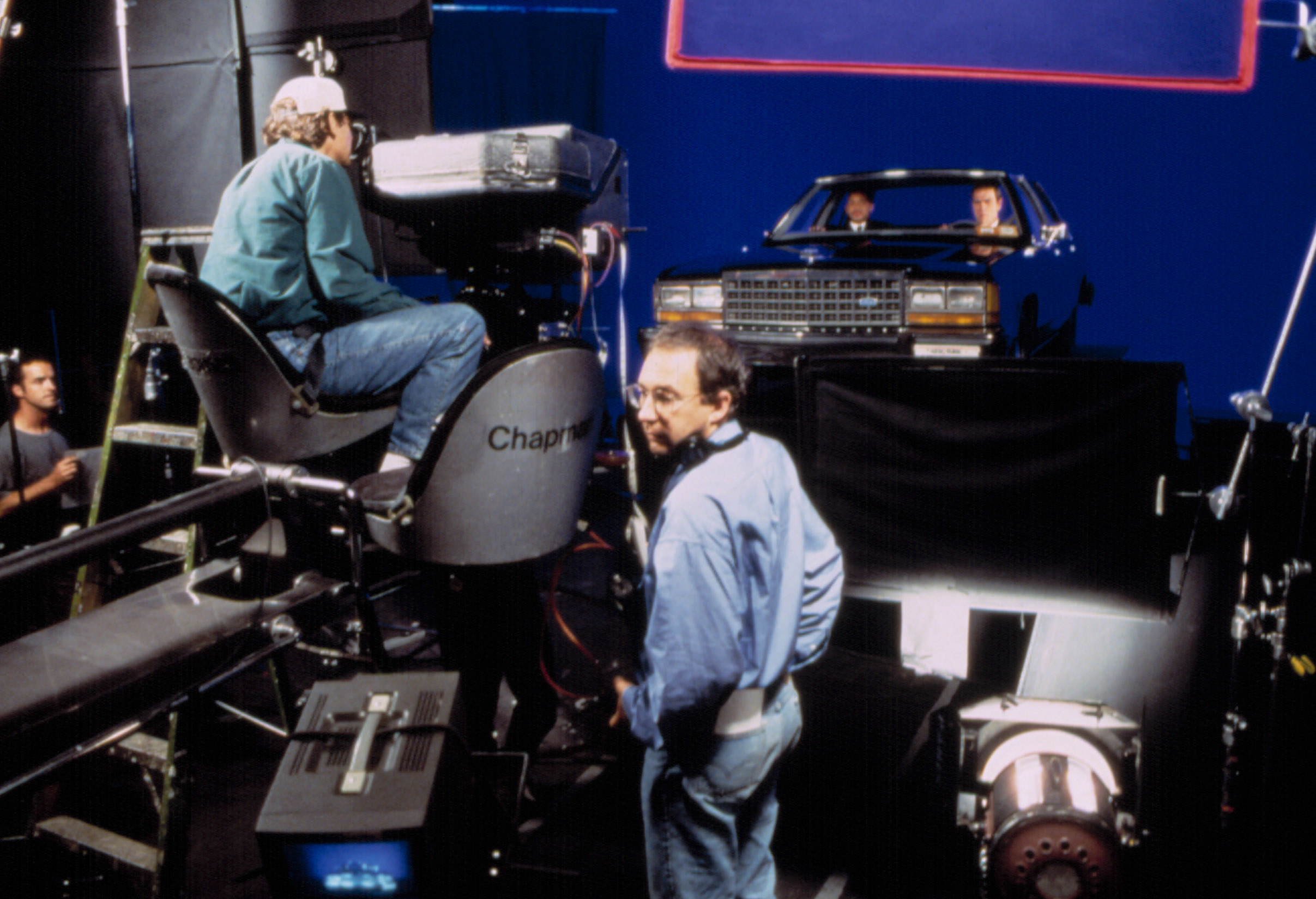 Director Barry Sonnenfeld preparing to shoot a blue screen shot with Will Smith and Tommy Lee Jones on-set
