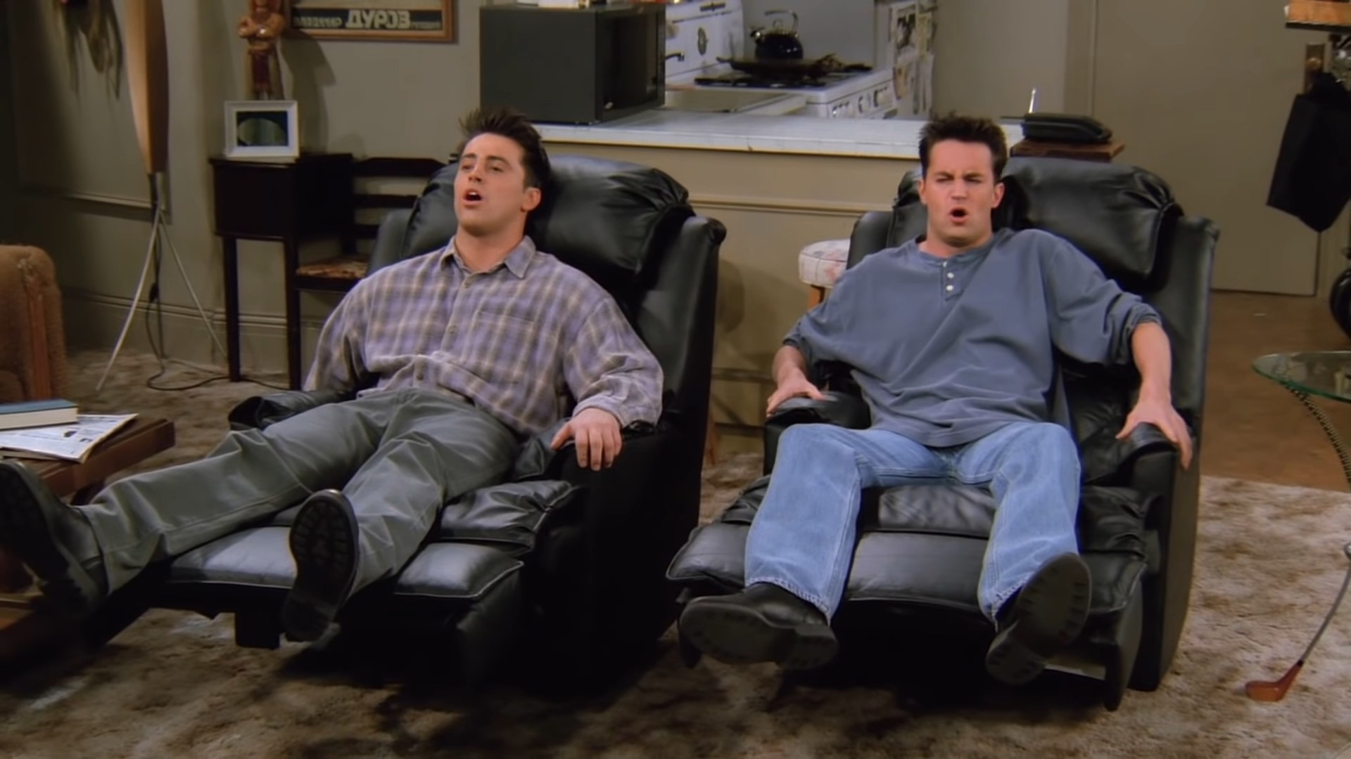 乔伊和钱德坐在躺椅在“Friends"