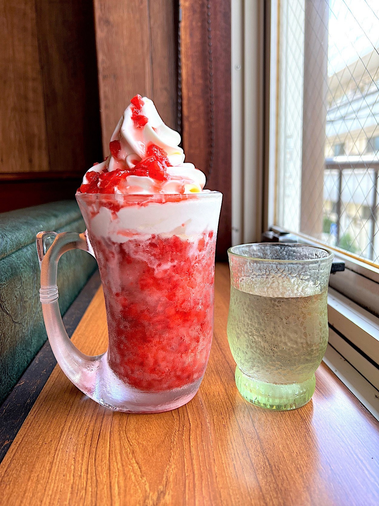 コメダ超えにきてるな…!びっくりドンキーの「デカ盛りスイーツ コメダ超えにきてるな…!びっくりドンキーの「デカ盛りスイーツ