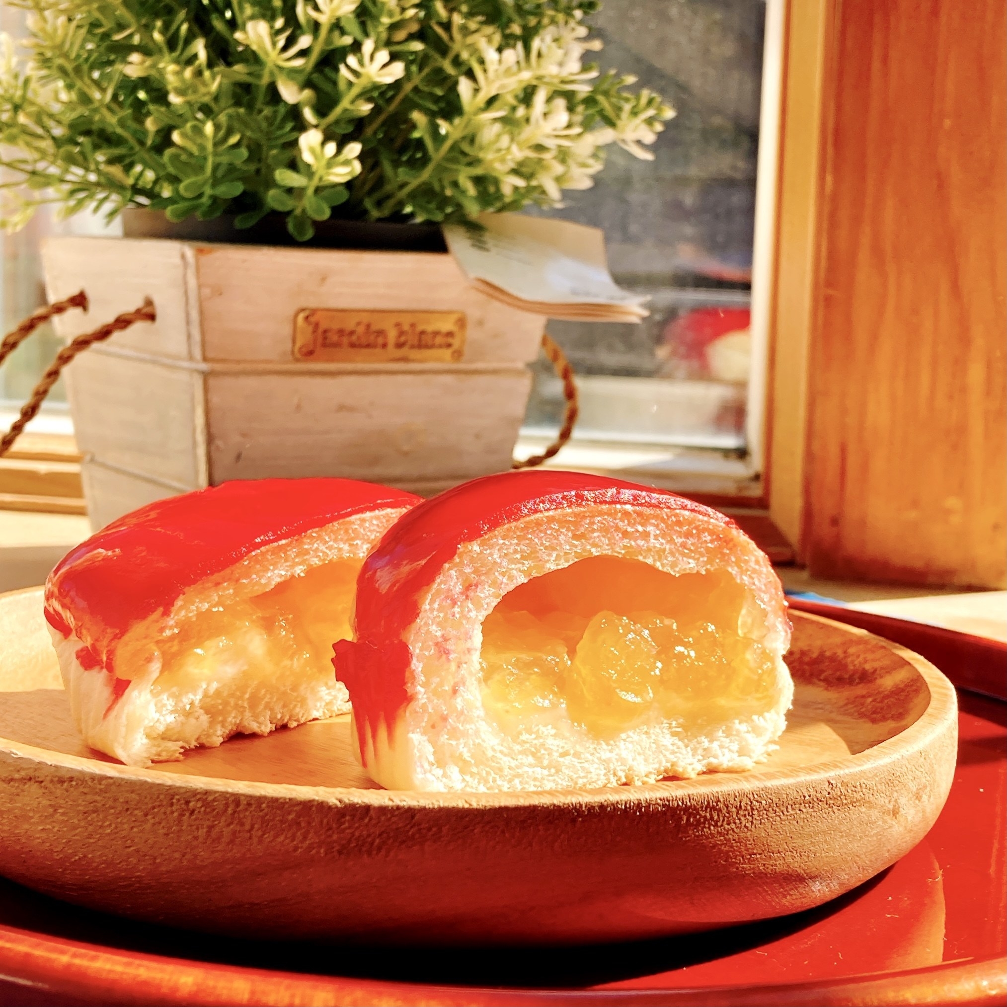 FamilyMart（ファミリーマート）でオススメの菓子パン「りんご飴みたいなパン」
