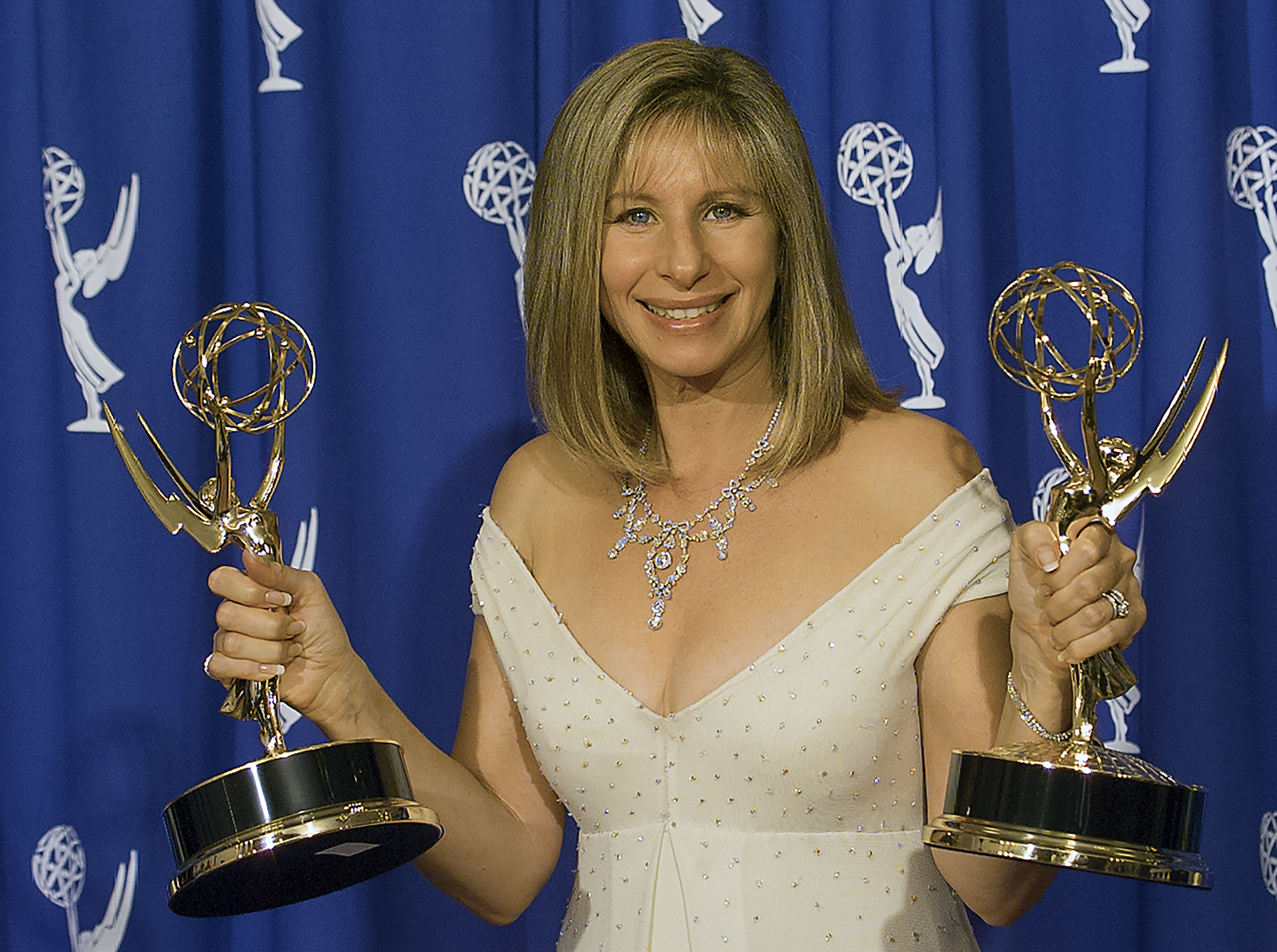 Barbra Streisand抱着她的艾美奖