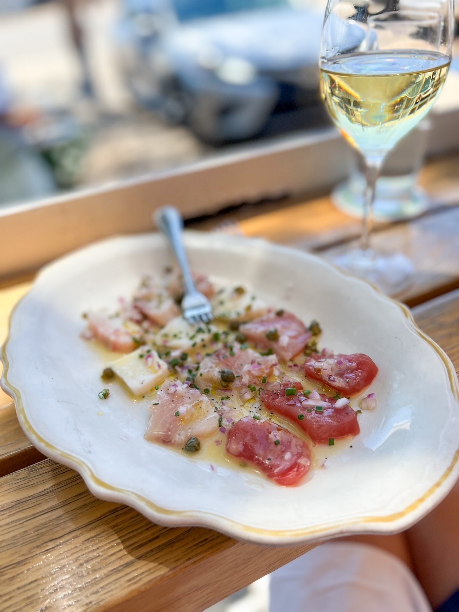 Different fish crudo on a plate.