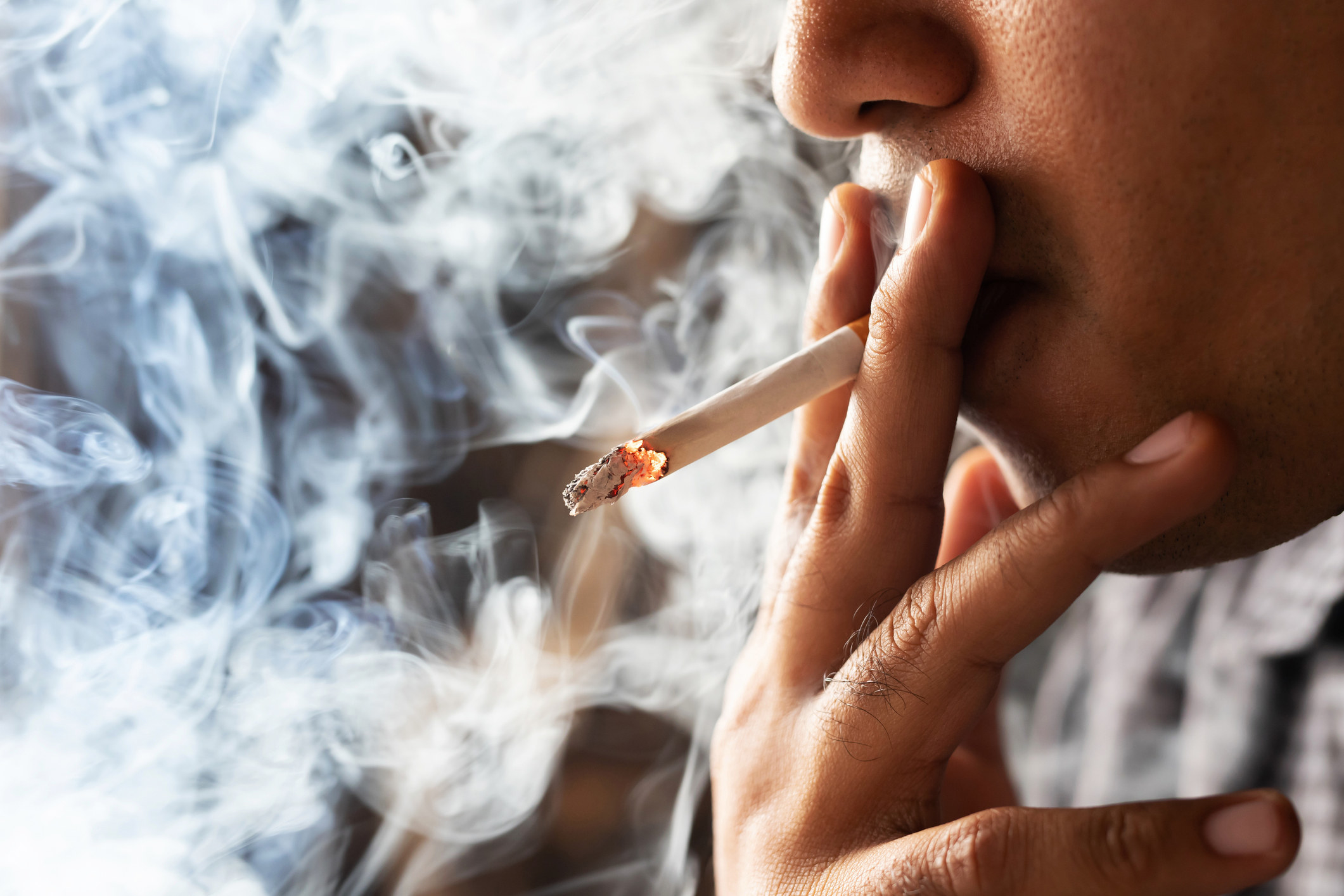 Сон курящий человек. Дым. Курение на улице новая Зеландия. Человек с сигаретой в руке. Курение женщин в новой Зеландии.