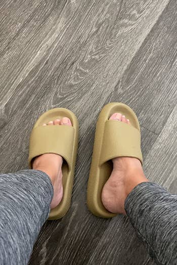 the shoes in tan on a reviewer