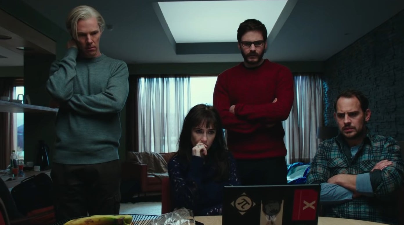 Julian Assange and co. looking at a laptop in &quot;The Fifth Estate&quot;