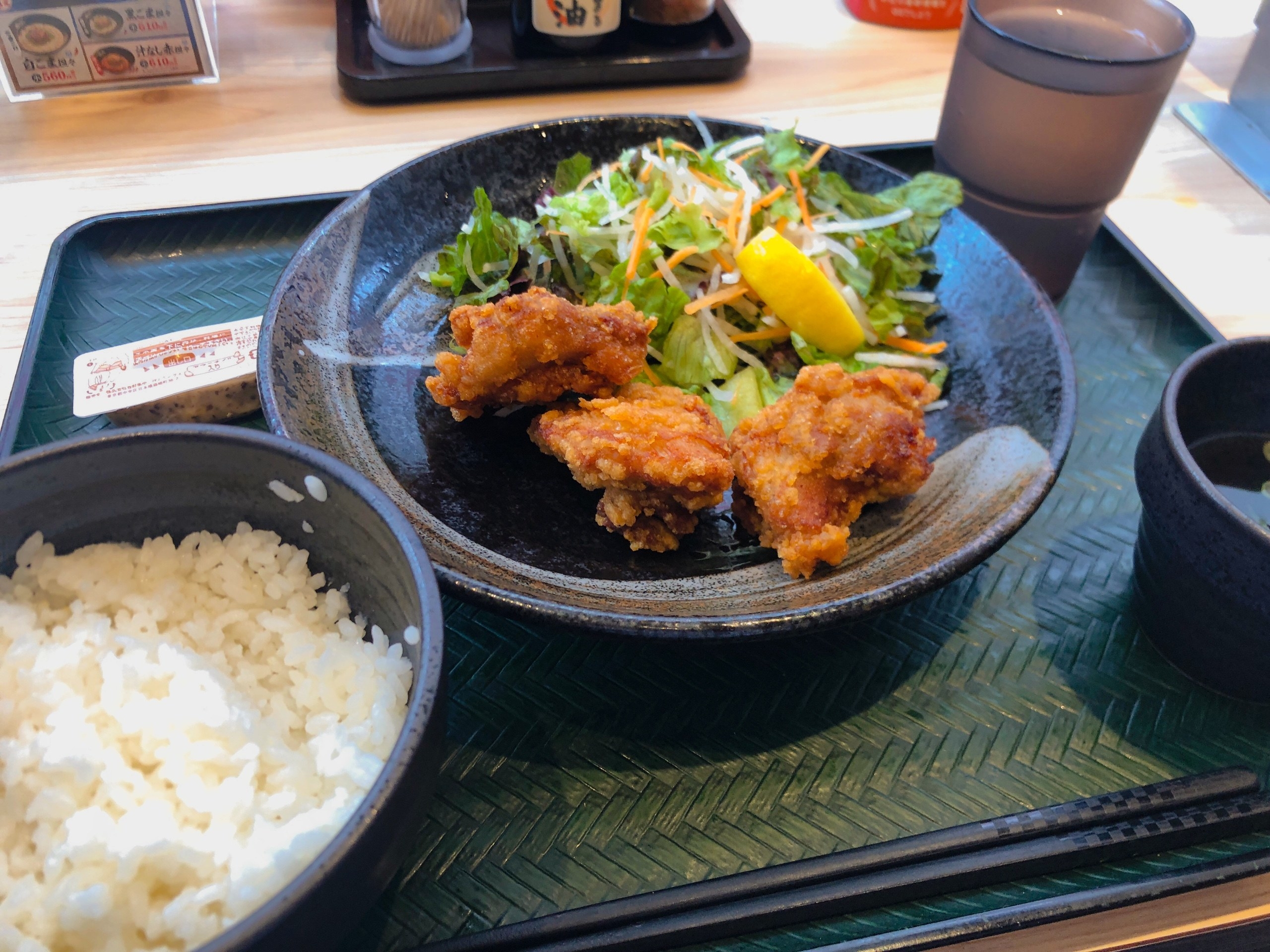 はなまるうどんのオススメの定番メニュー「鶏千 から揚げ定食」