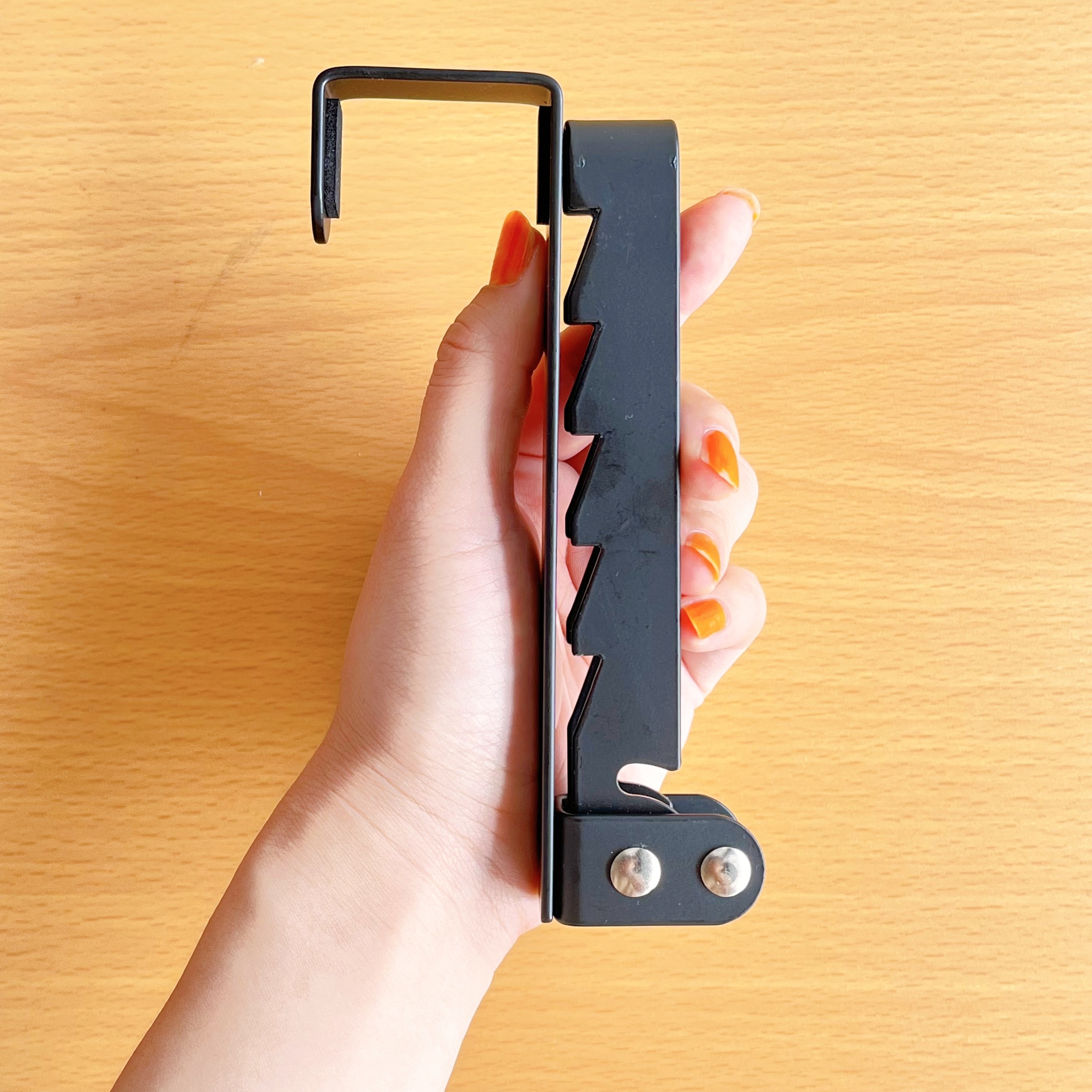 DAISO（ダイソー）のおすすめの便利グッズ「折り畳み式ドアフック（ハンガー掛け）」