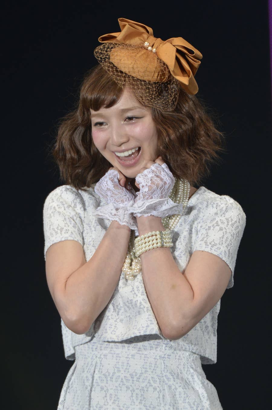 芹那 ギャル 人気タレント、37歳で「超絶かわいい制服姿」に→さらに変身して衝撃走る！