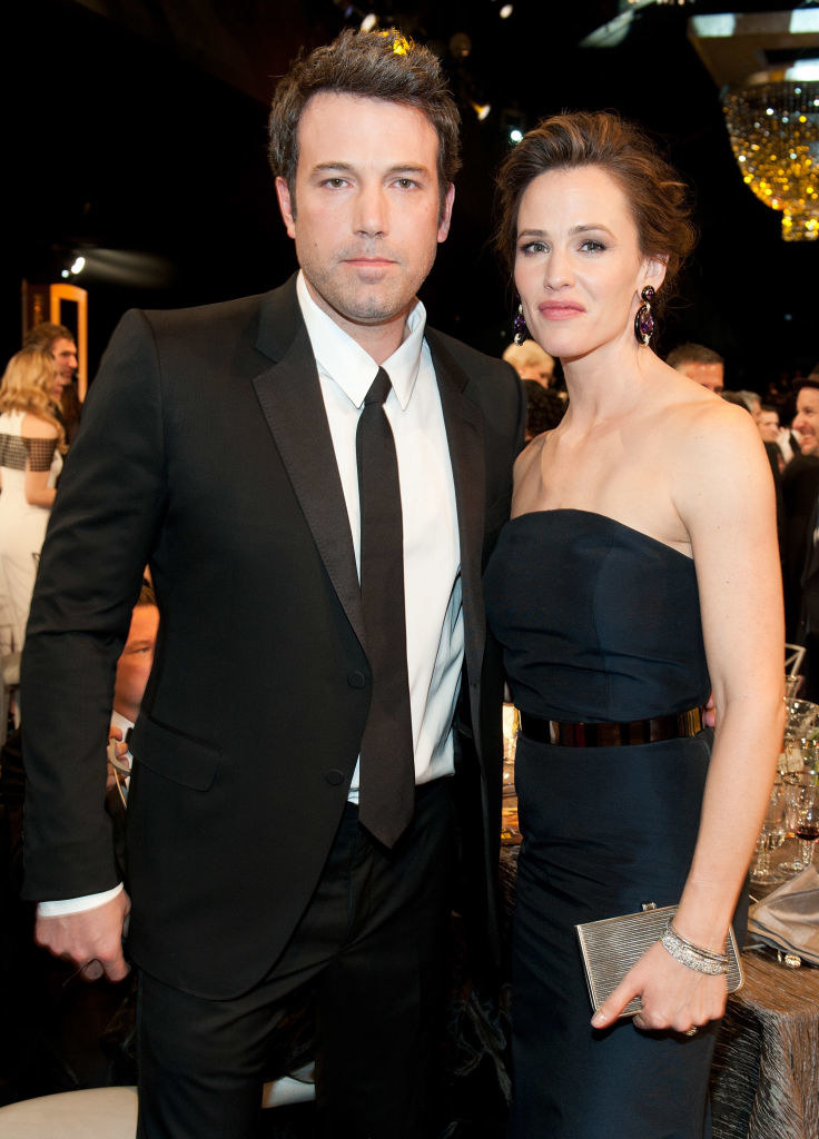 Ben and Jennifer pose for a photo at an awards show