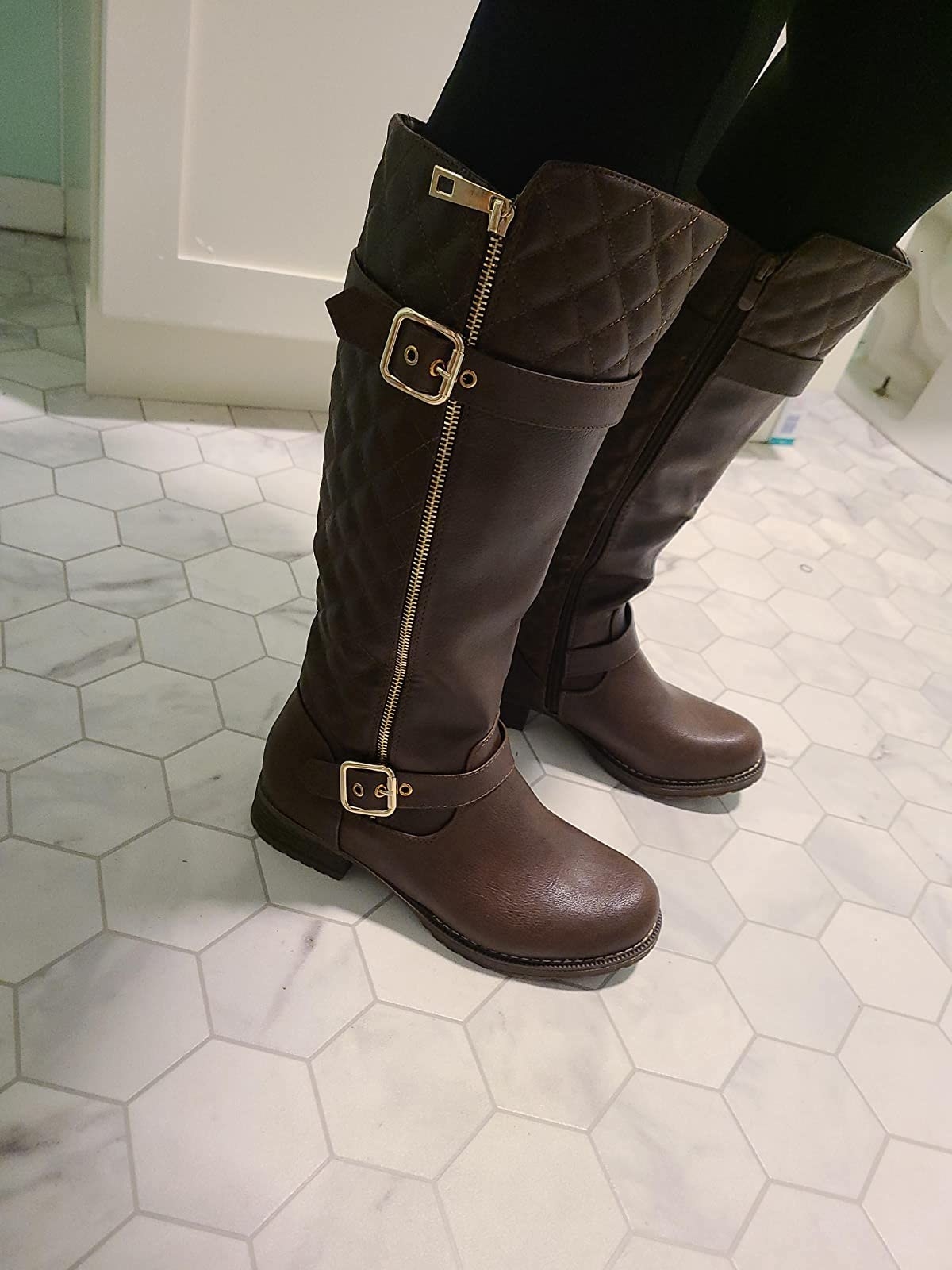 Reviewer wearing brown boots