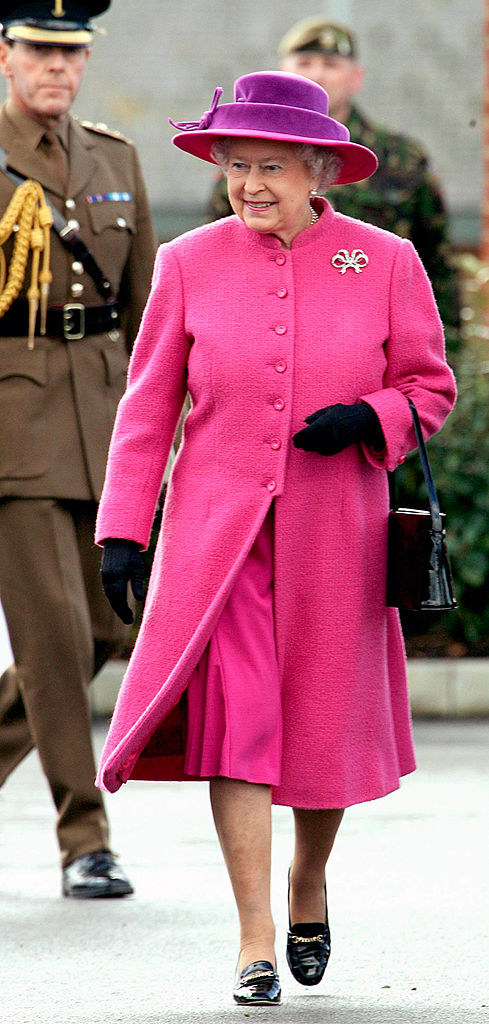 エリザベス女王、服のカラーバリエーションが豊富すぎる
