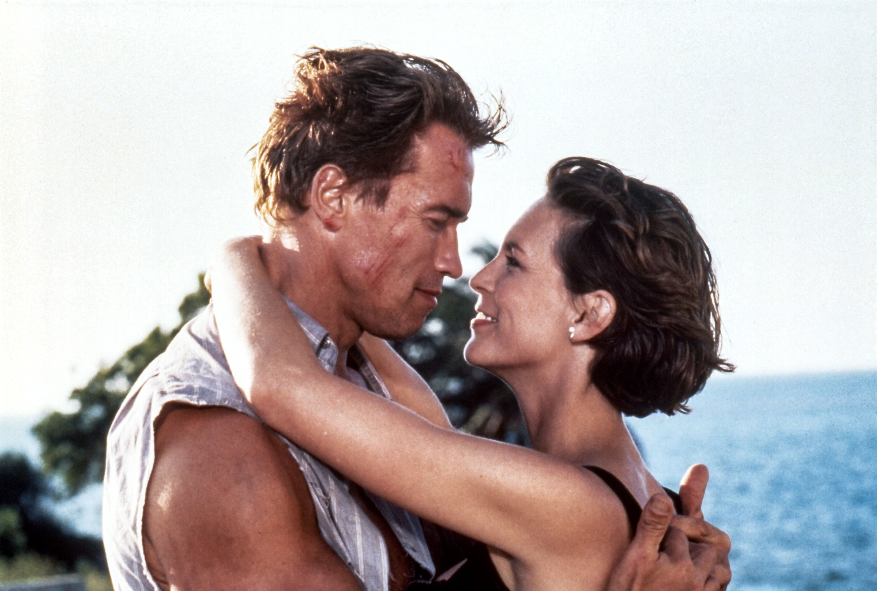 Arnold Schwarzenegger and Jamie Lee Curtis hug