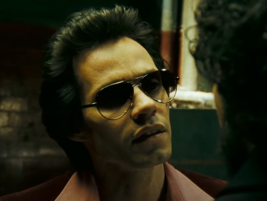 Marc Anthony as Hector Lavoe talking to someone