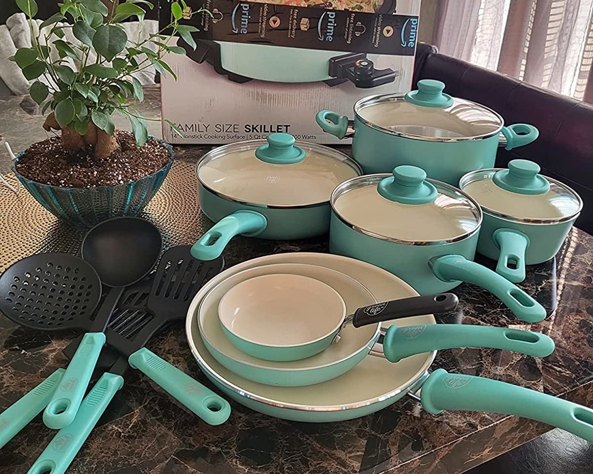 Reviewer image of teal pans