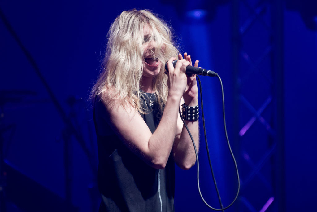 Momsen performing