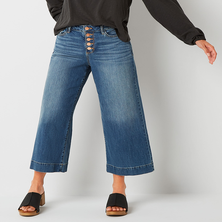 a model wearing wide leg jeans