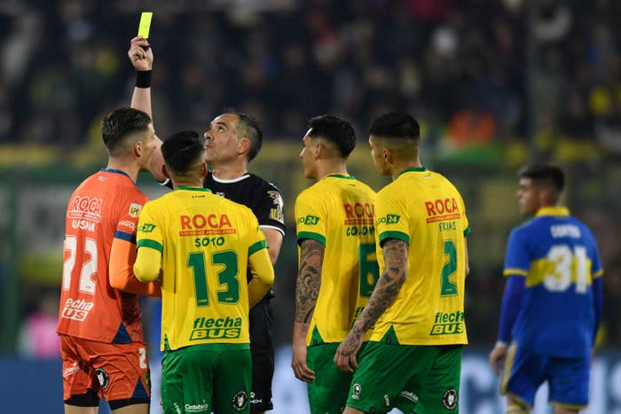 南米サッカーの試合、終了間際で失点したゴールキーパーに駆け寄ってきたのは…
