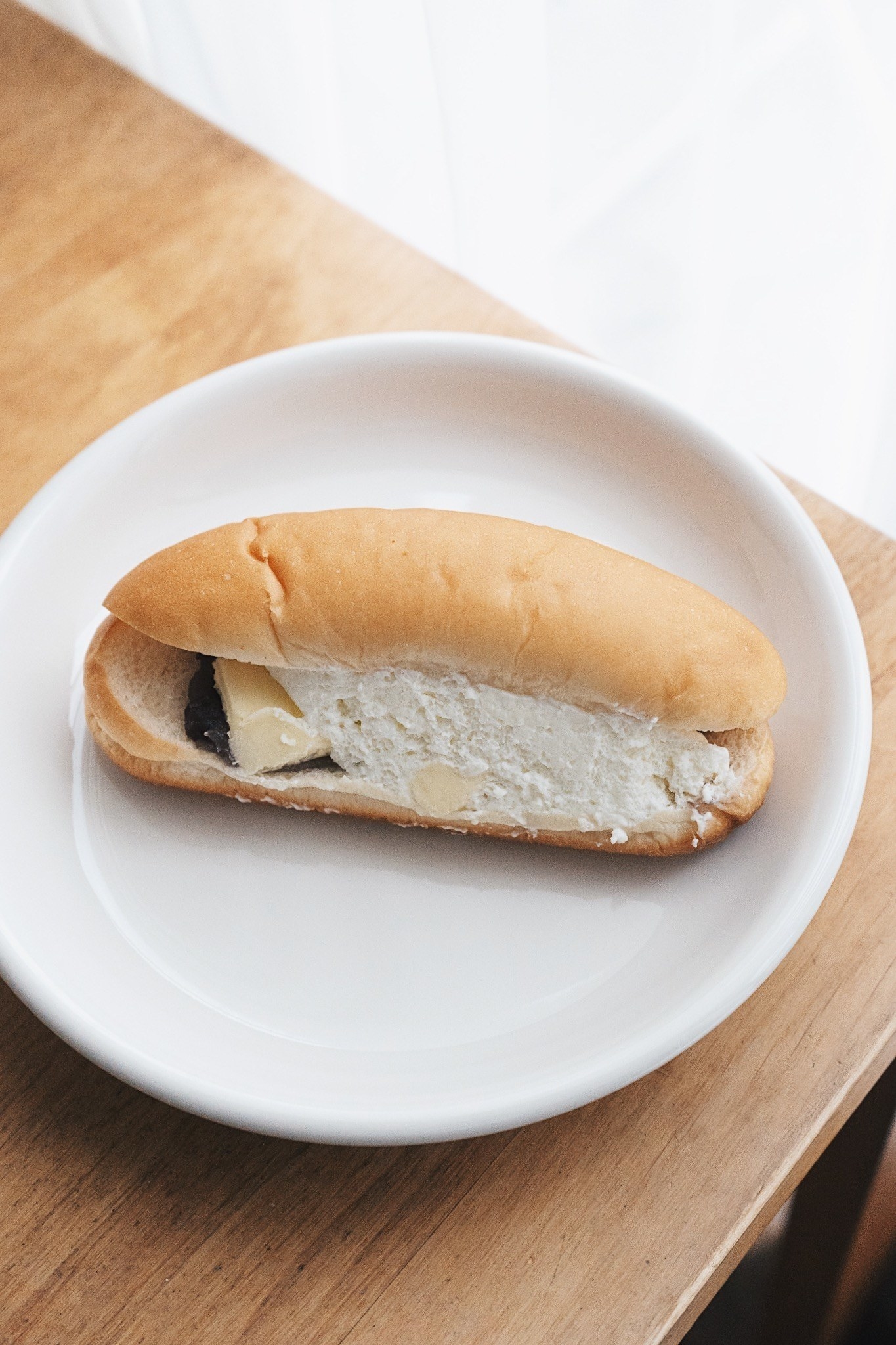 LOWSON（ローソン）のおすすめパン「おやつコッペ　あんバター生クリーム」