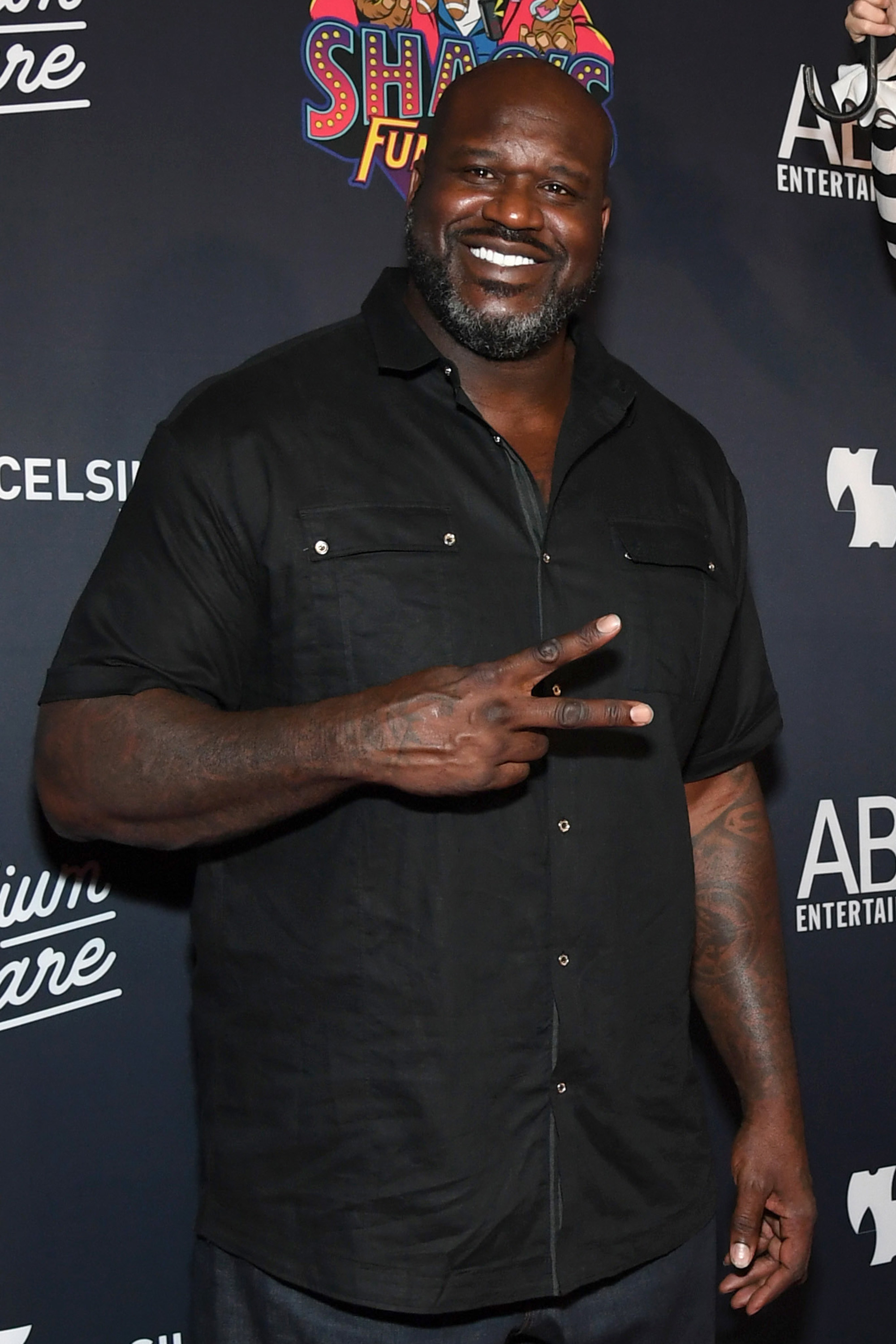 Shaq throwing a peace sign