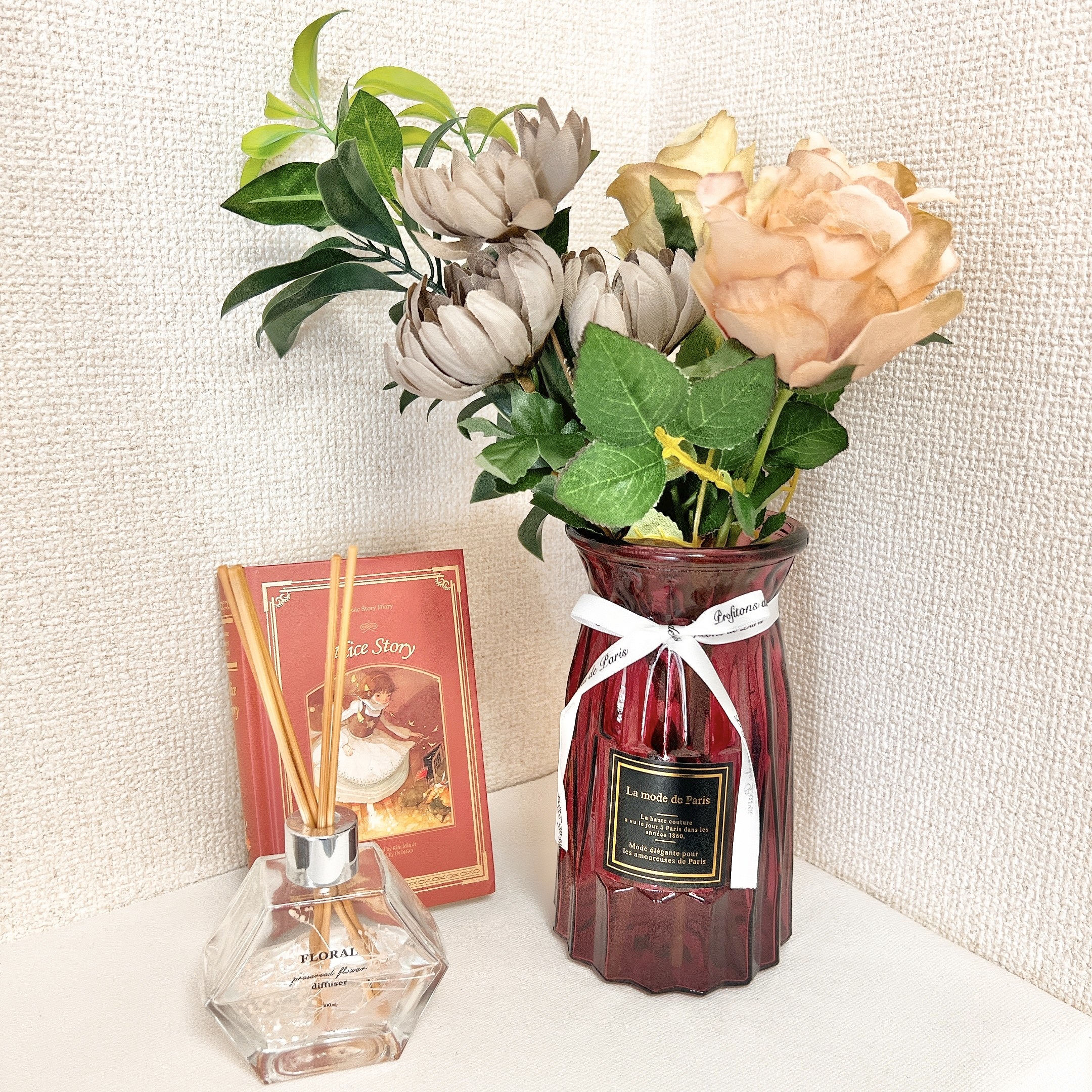 DAISO（ダイソー）のオススメインテリア雑貨「ガラス花瓶（ワインレッド φ10×Ｈ17.7cm、口部外）」