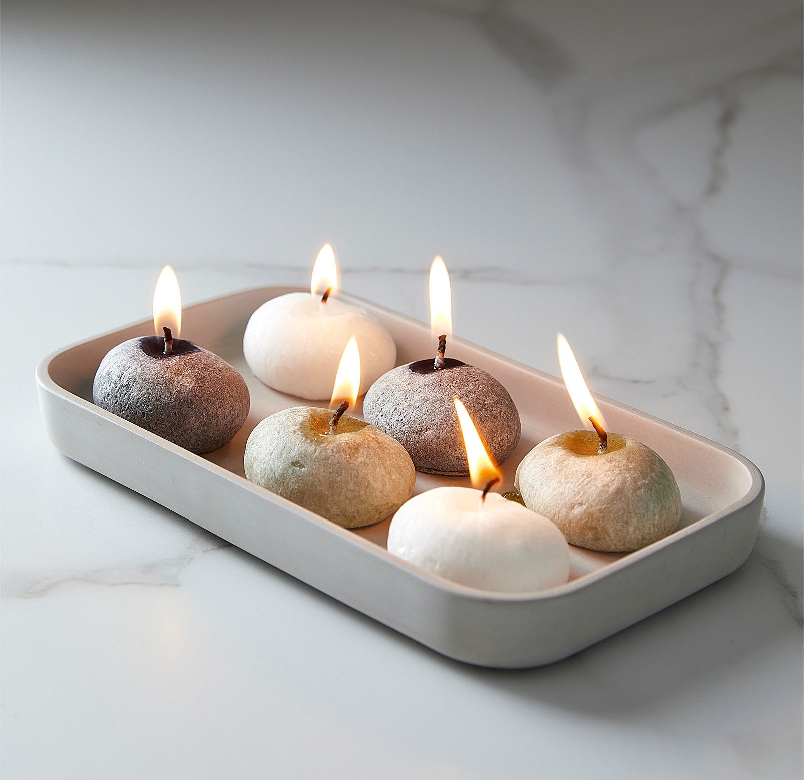 The pebble candles in a tray