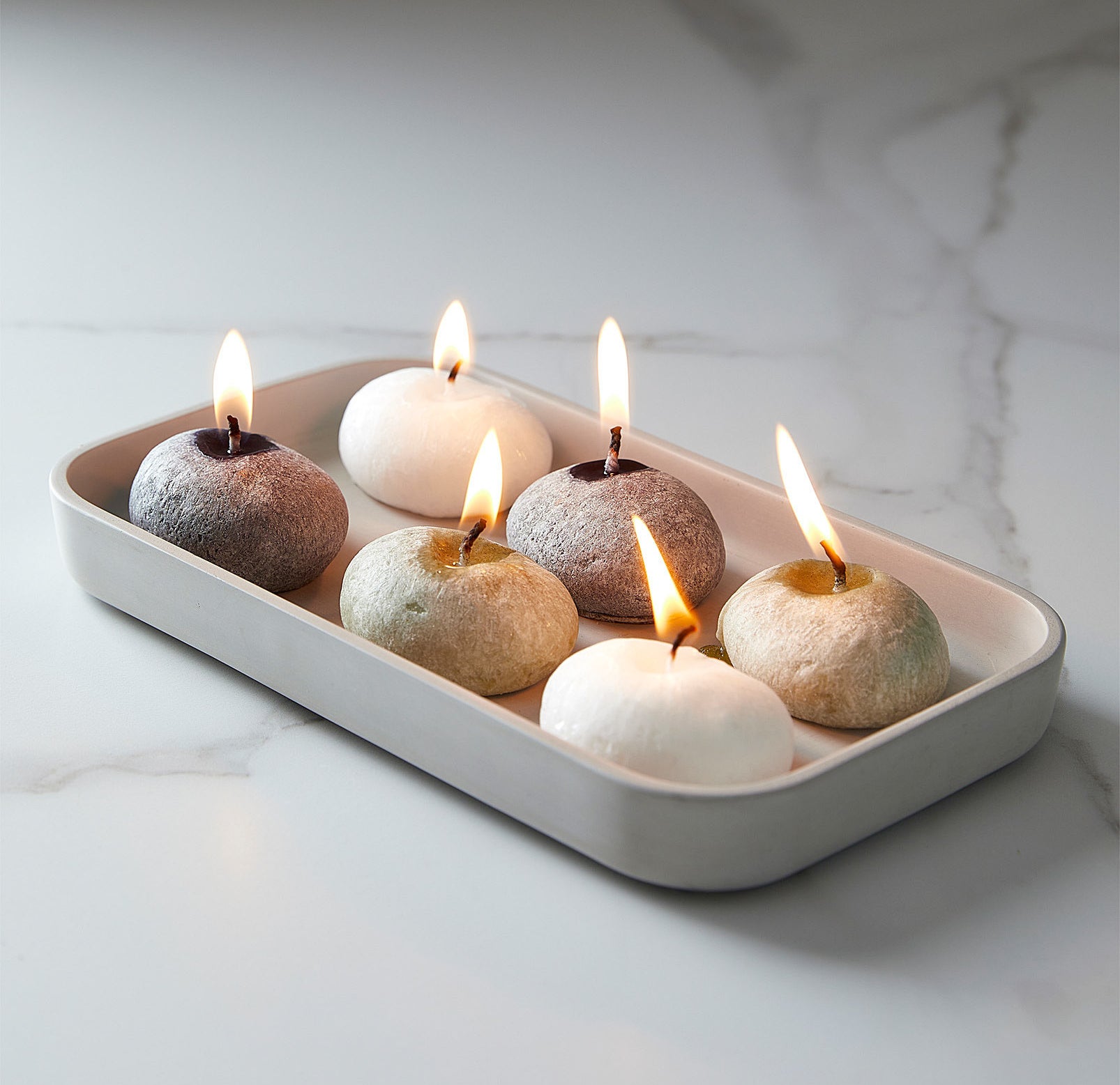 The pebble candles in a tray