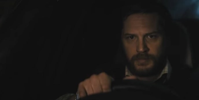 伊凡洛克驾驶他的车在“Locke"