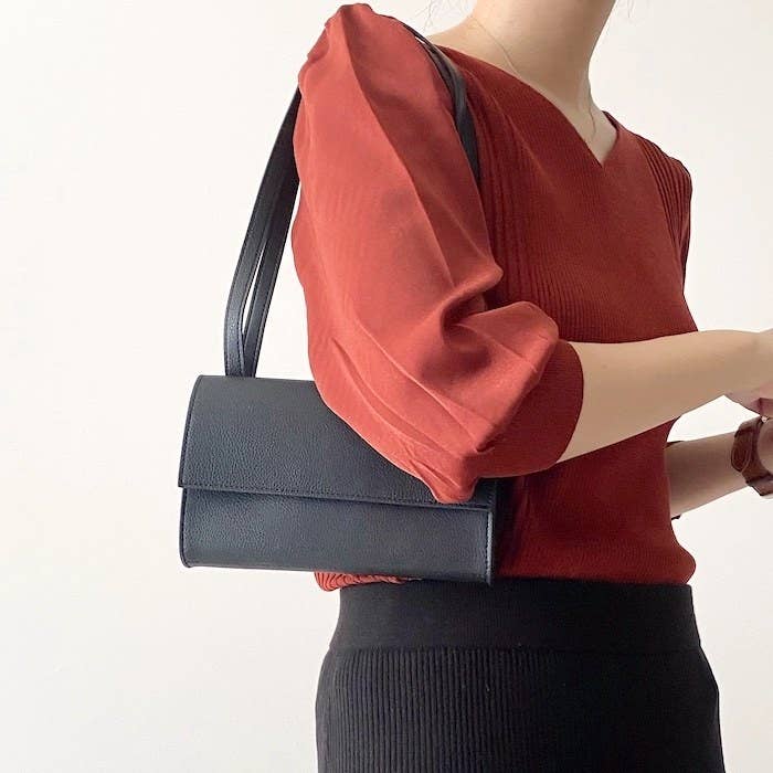 UNIQLO（ユニクロ）で買えるオススメファッションアイテム「レザータッチフラップショルダーバッグ」