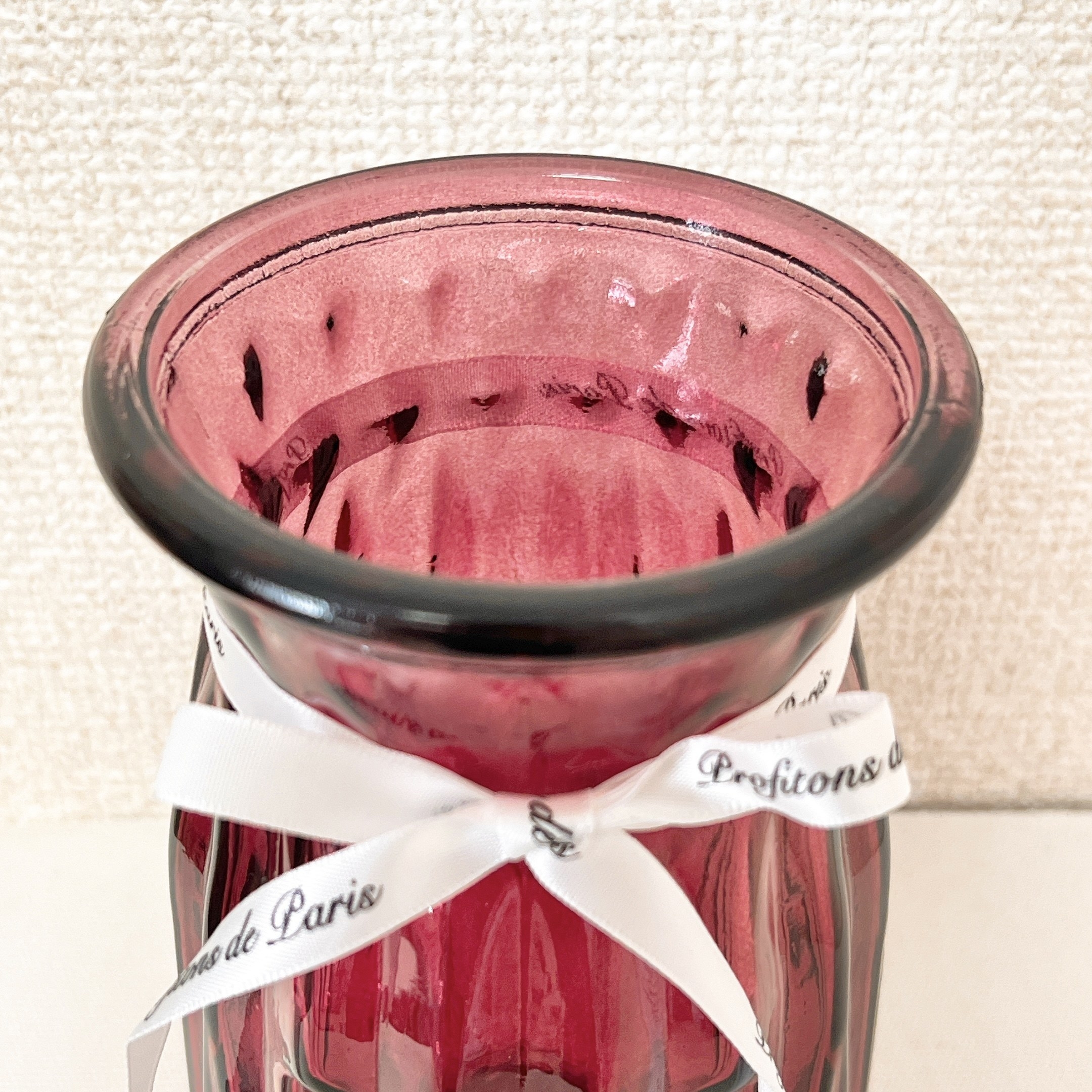 ダイソーのオススメインテリア「ガラス花瓶（ワインレッド φ10×Ｈ17.7cm、口部外）」