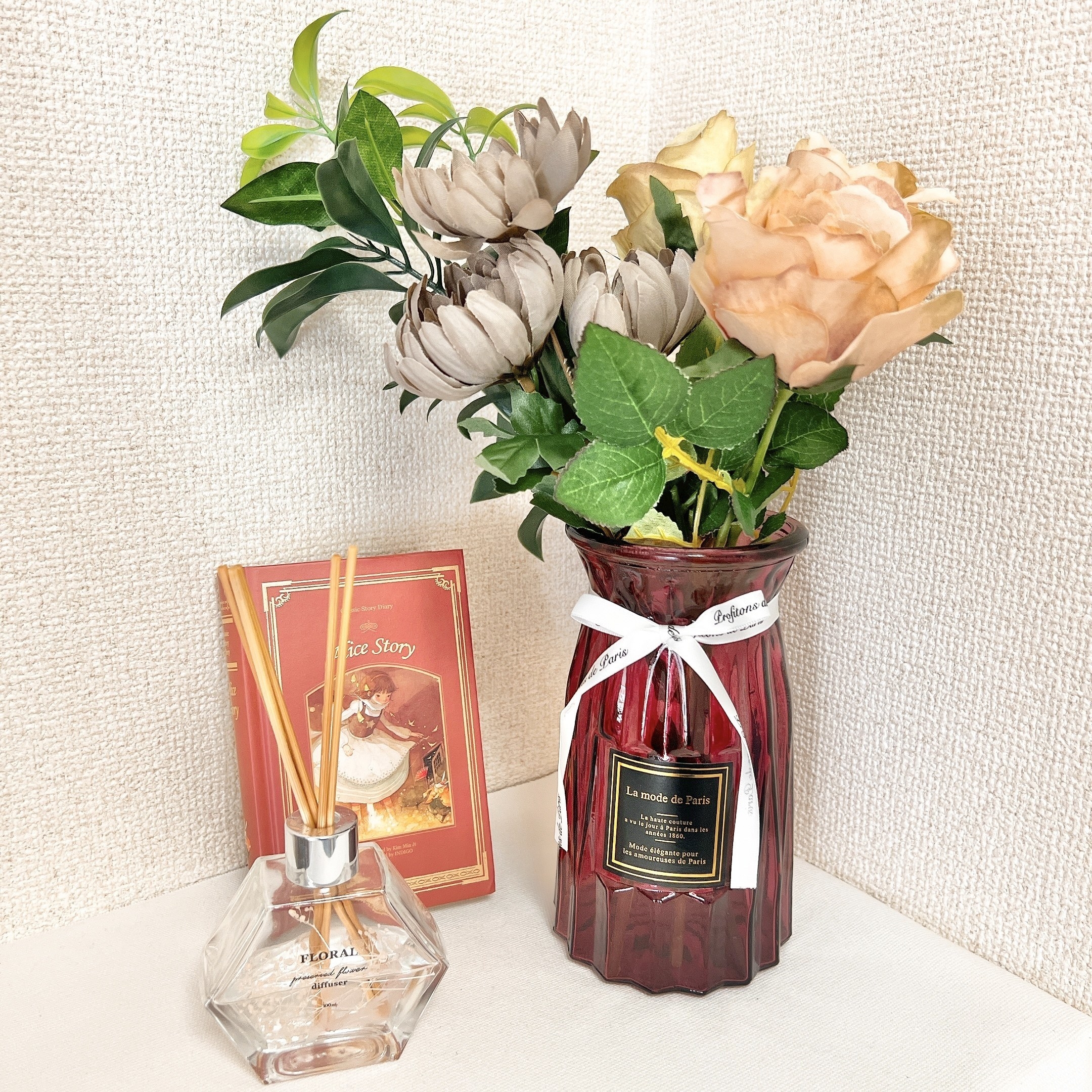 ダイソーのオススメインテリア「ガラス花瓶（ワインレッド φ10×Ｈ17.7cm、口部外）」