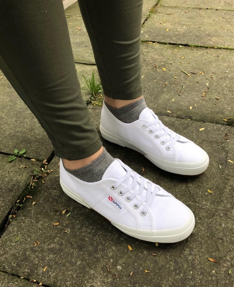 Reviewer wearing lowtop white canvas sneakers