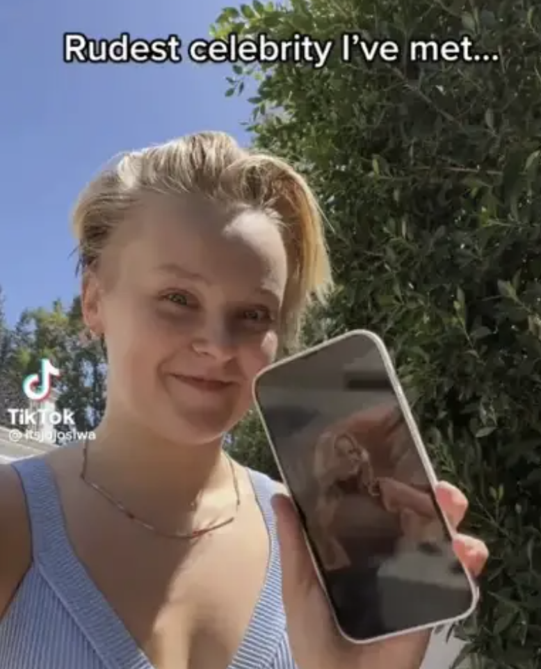 JoJo Siwa holding up her phone